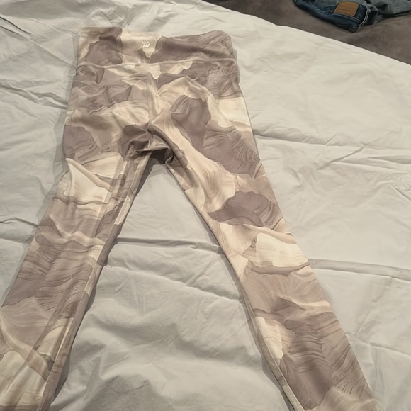 Woman’s size small call to motion leggings - Picture 3 of 3